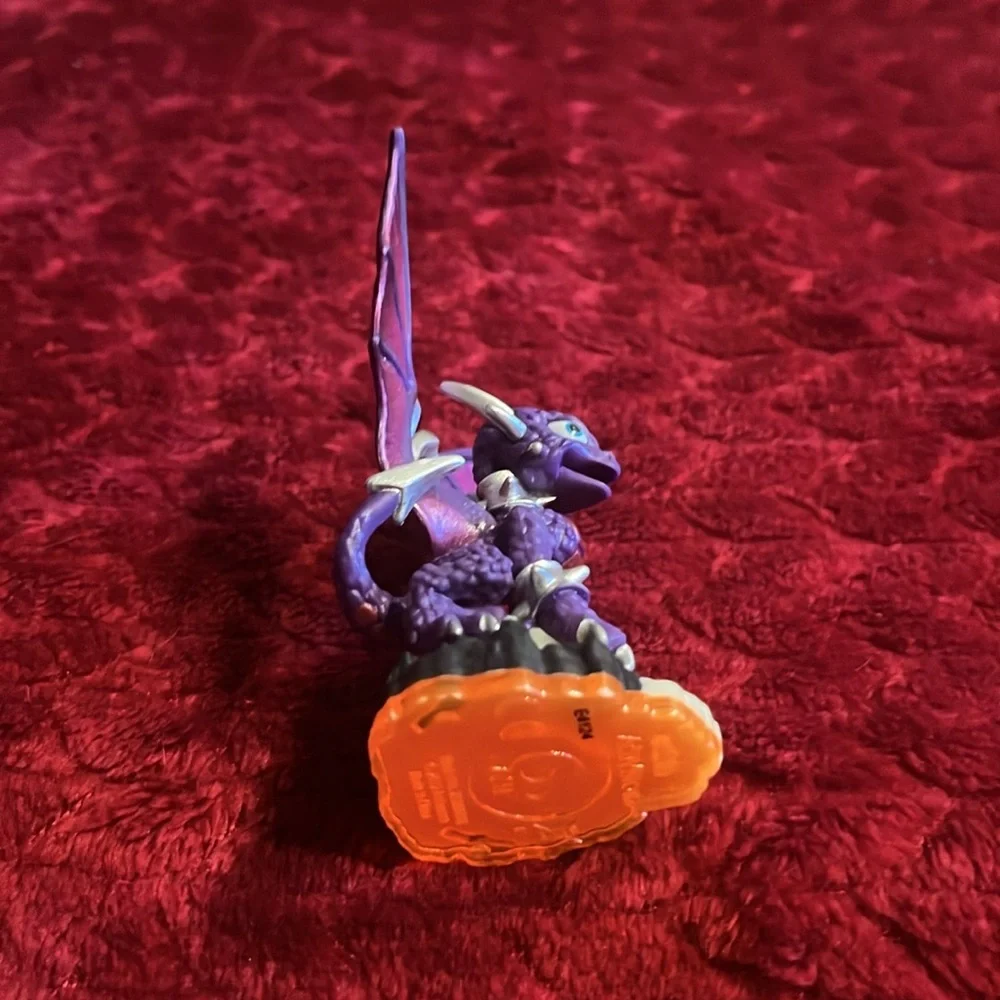Skylanders Giants Cynder Figure with code sticker card